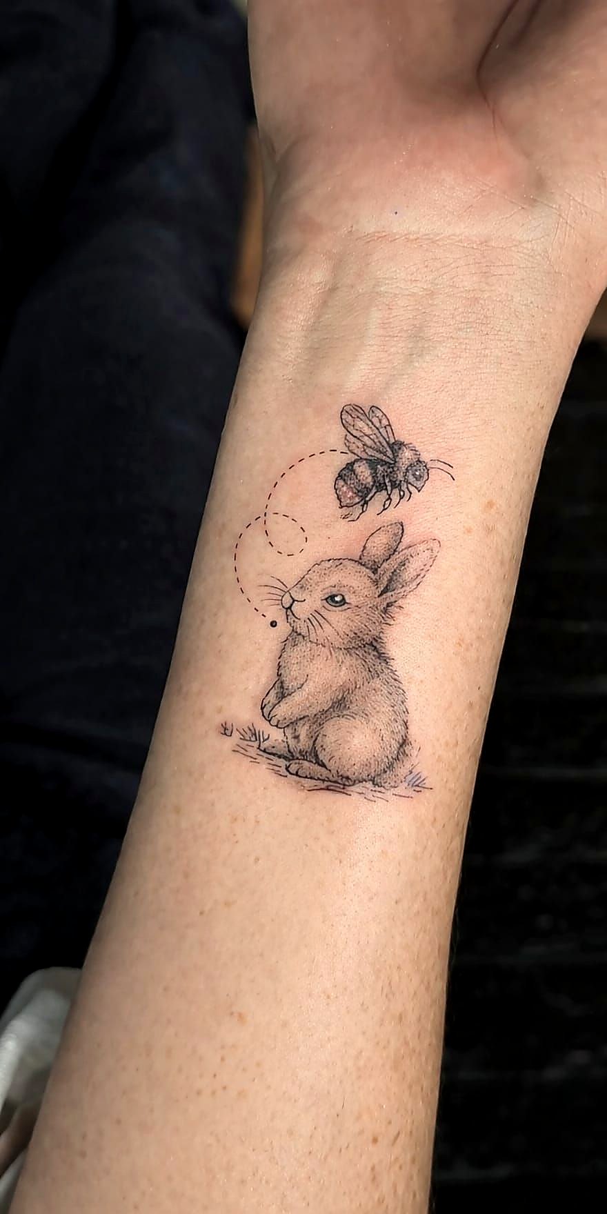 Tatuaje microrealismo fine line: conejo y abeja