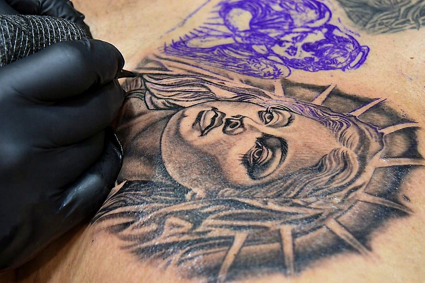 Detalle de realismo: rostro religioso en proceso