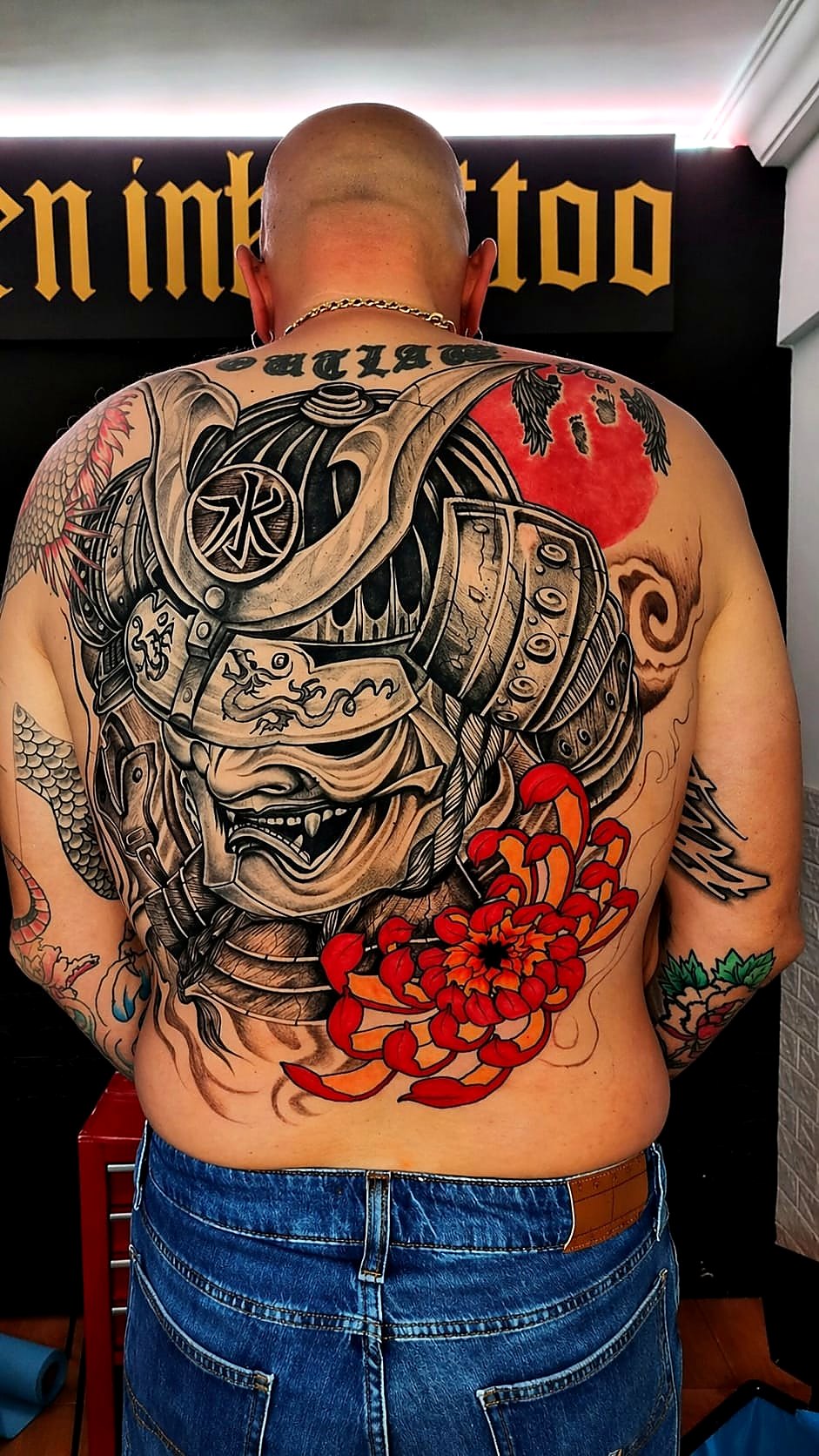 Tatuaje de espalda completa: samurái con flor de crisantemo