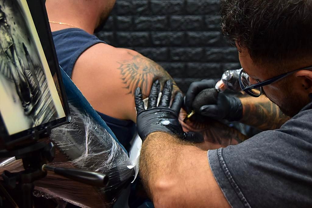 Austin Lopez trabajando en el estudio Golden Ink