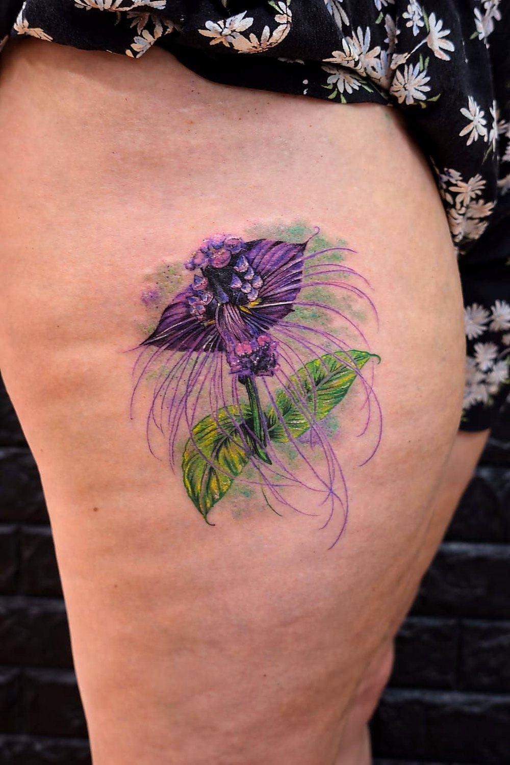 Tatuaje en color: flor acuarela morada