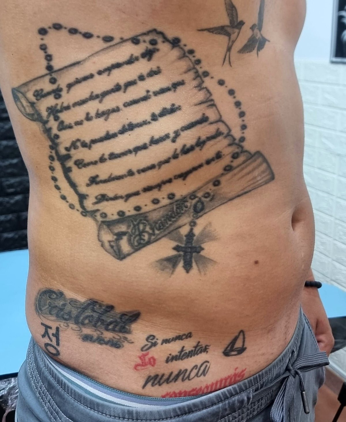 Tatuaje de lettering: pergamino con texto en español