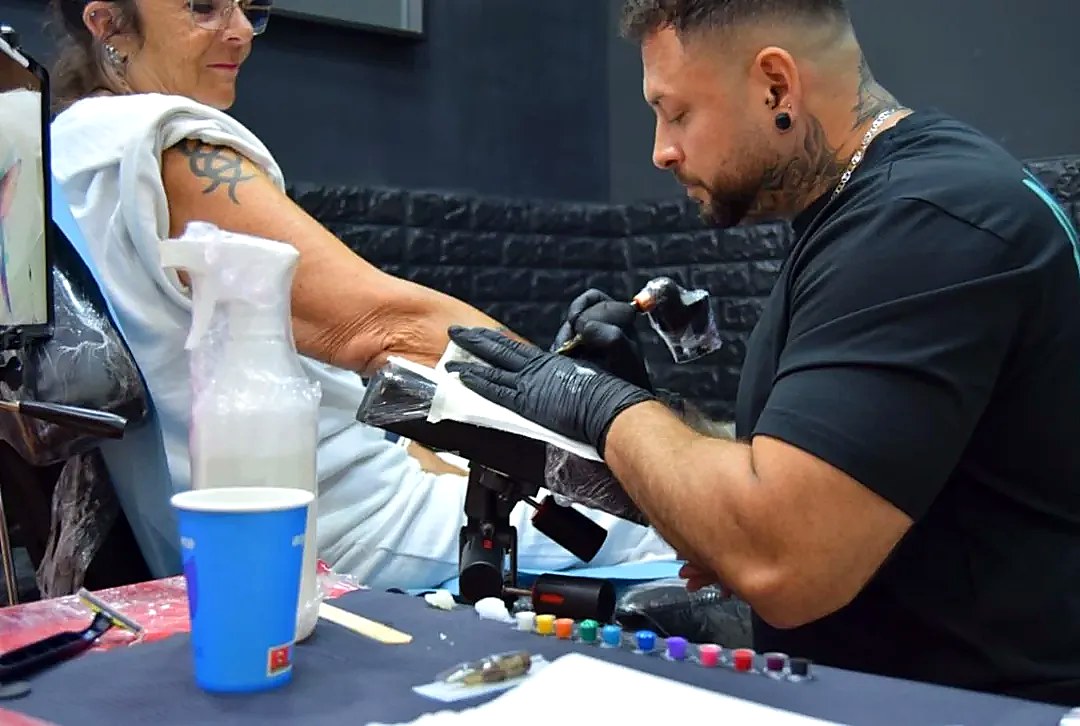 Rony trabajando en el estudio Golden Ink